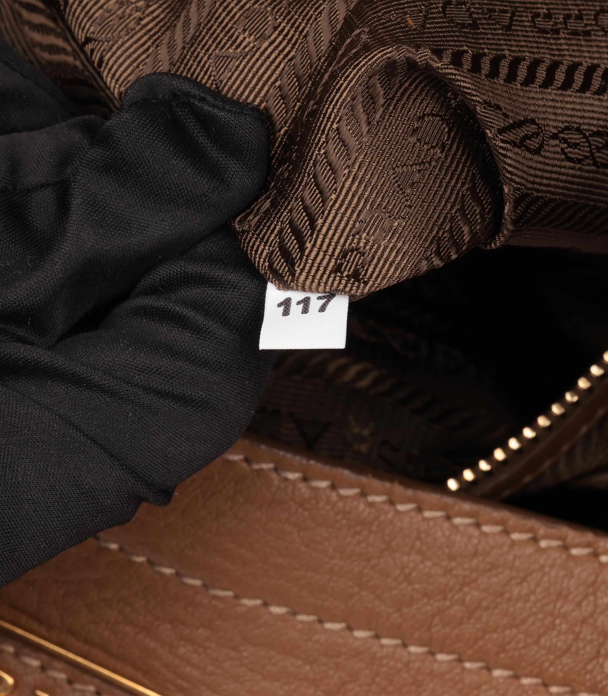 Hobo grande con doppia cerniera in pelle di cervo di Prada in vendita 5