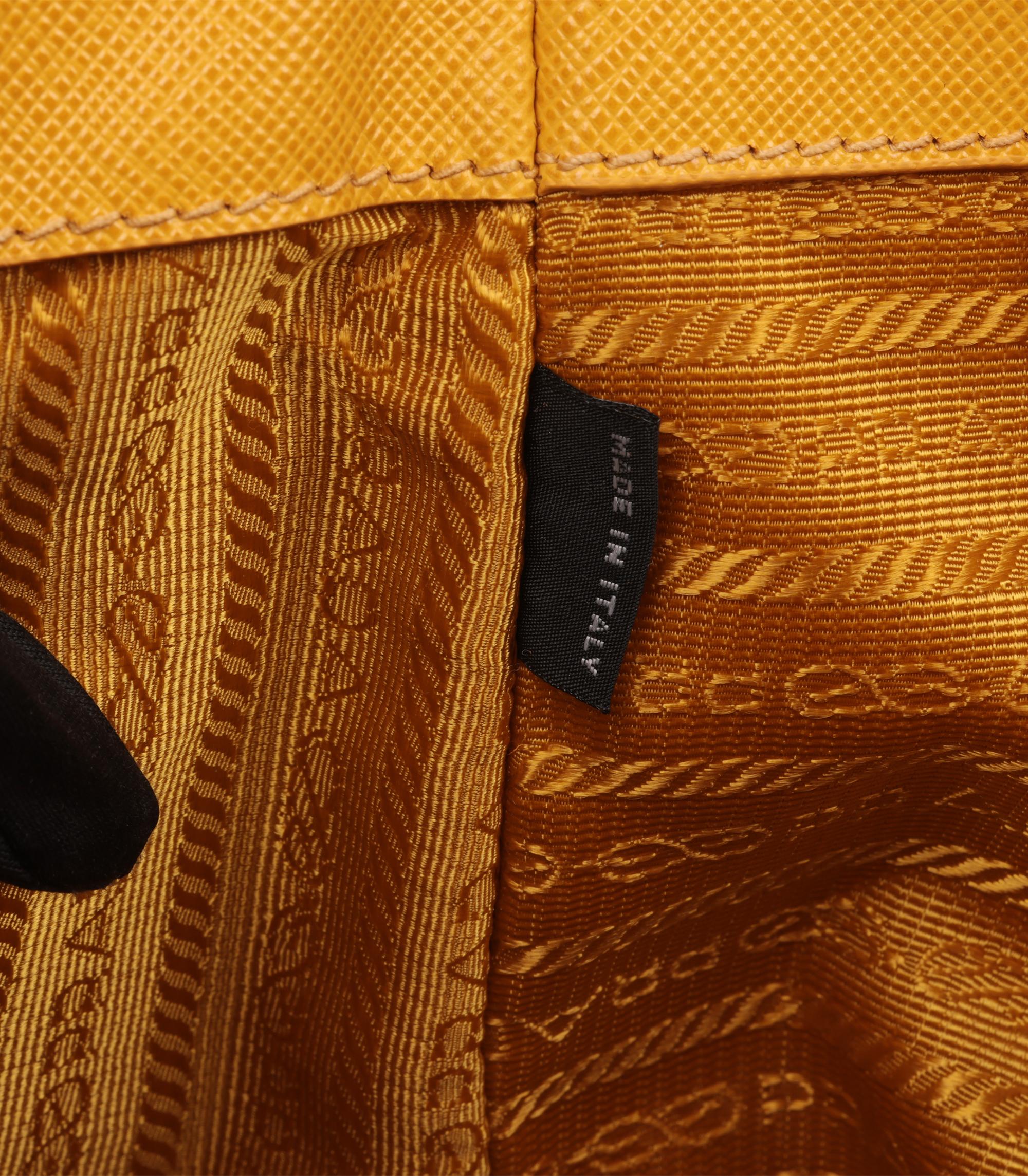 Prada - Grand sac à main Galleria en cuir Saffiano Lux en vente 3