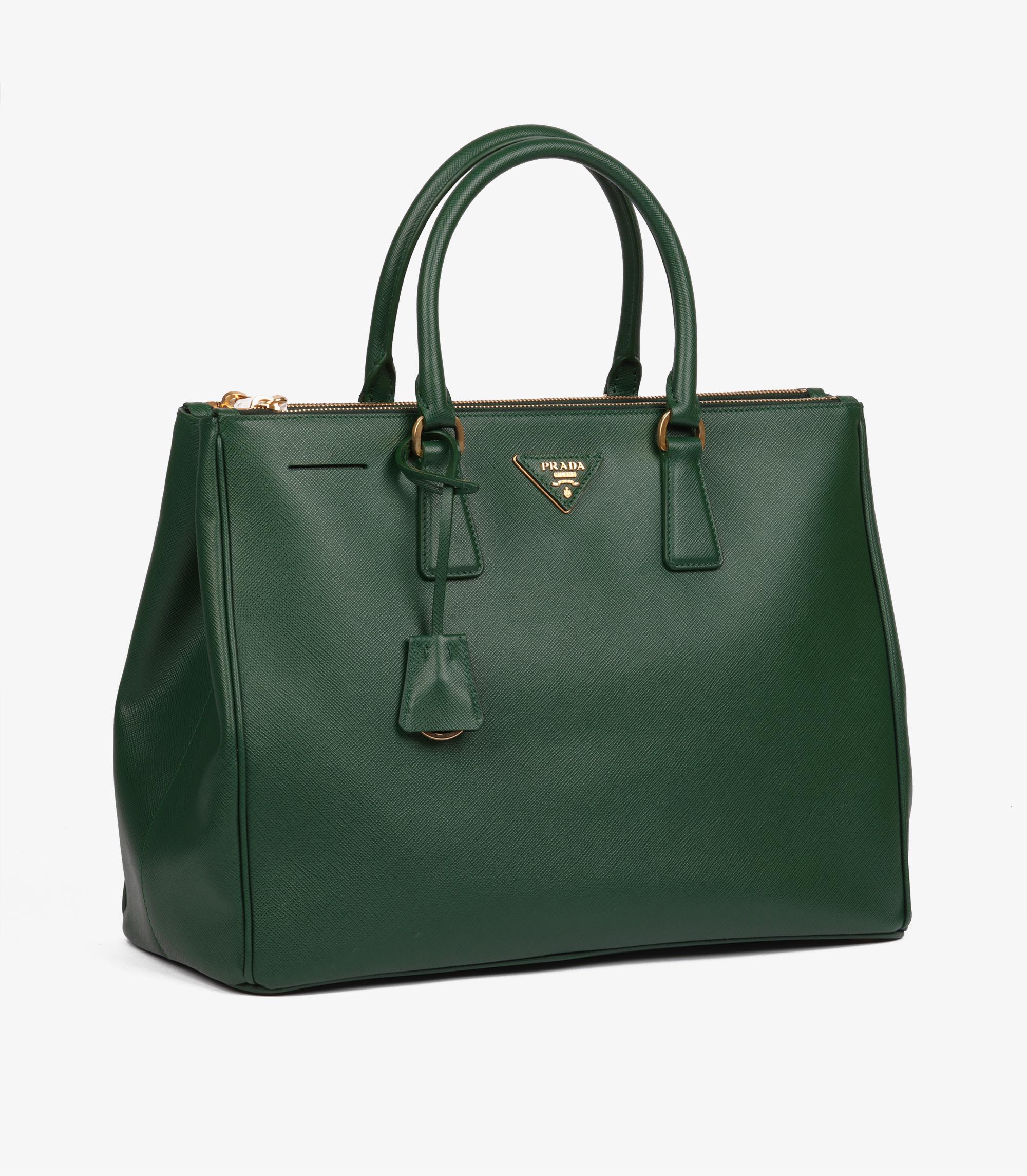 Noir Prada Fourre-tout Galleria en cuir Saffiano Lux, commande spéciale en vente