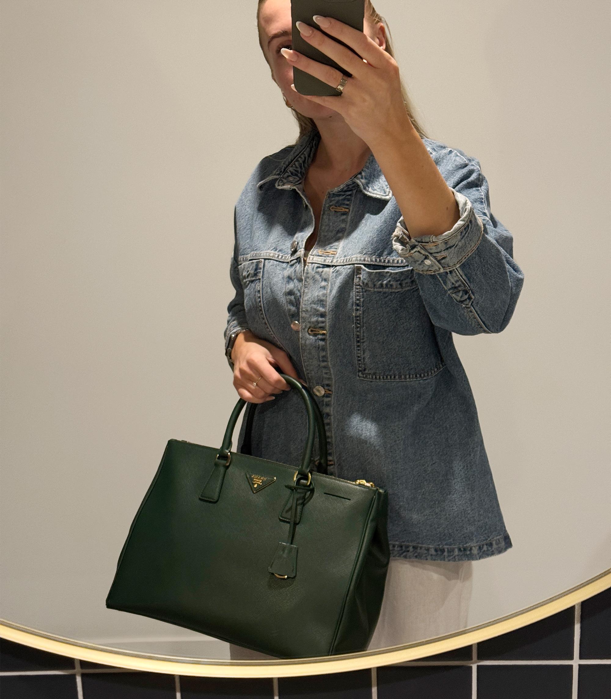 Prada Fourre-tout Galleria en cuir Saffiano Lux, commande spéciale

Détails du produit
Xupes Ref : CB1503
Marque : Prada
Modèle : Grand fourre-tout Galleria
Type : Fourre-tout
Numéro de série : 7/A
Âge : 2013
PRIX DE VENTE CONSEILLÉ : 4