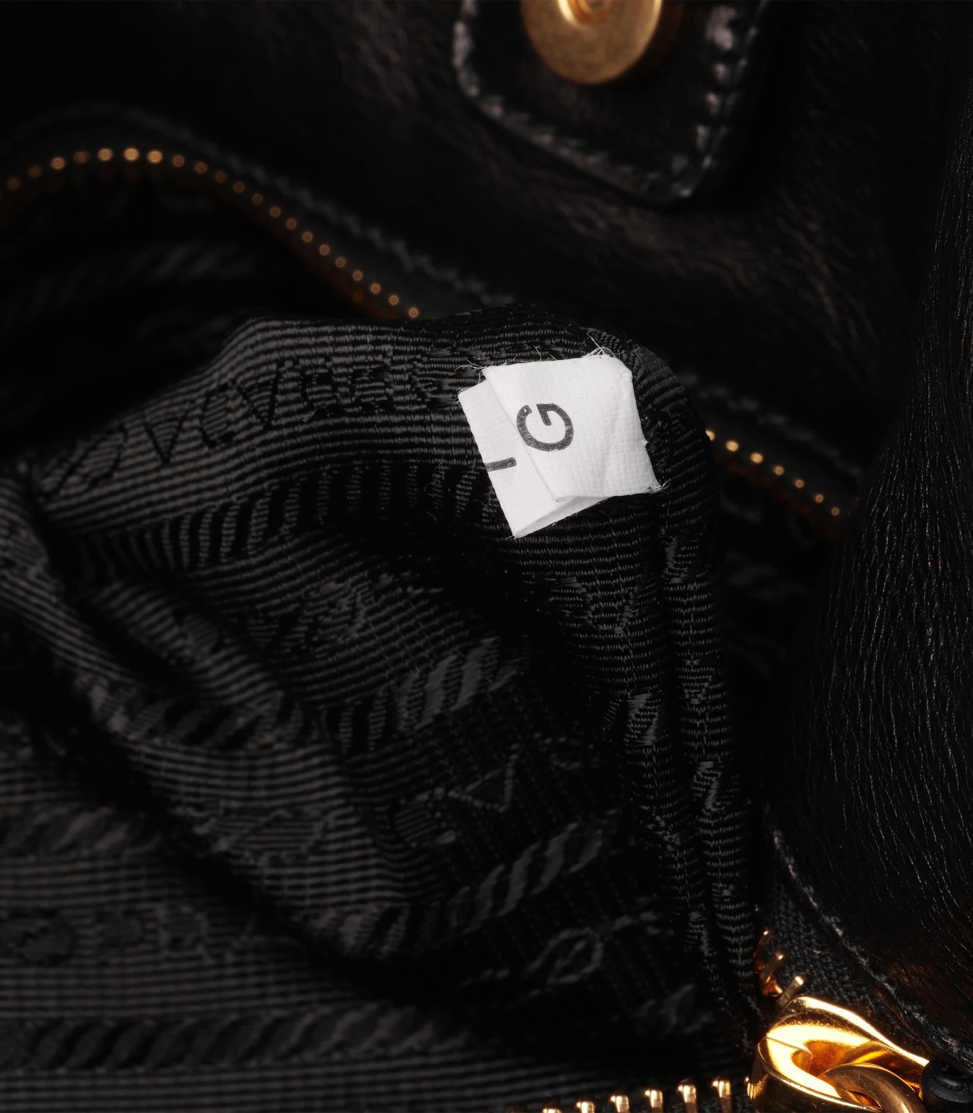 Borsa Hobo grande in pelle di vitello di Prada, nero Vitello Daino in vendita 5