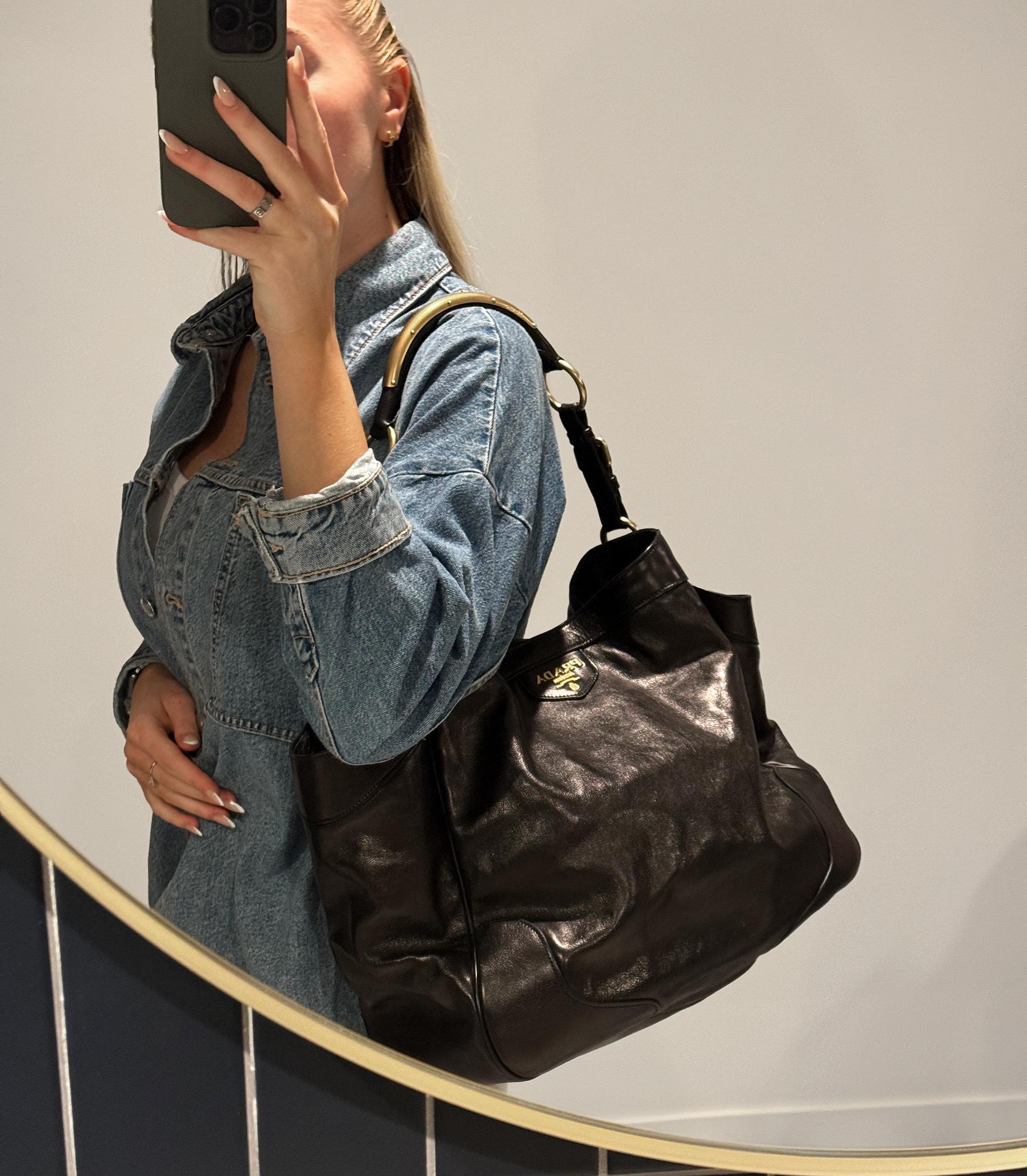 Borsa Hobo grande in pelle di vitello di Prada, nero Vitello Daino

Dettagli del prodotto
Xupes Ref: CB1507
Marchio: Prada
Model: Borsa Hobo grande
Tipo: Spalla
Numero di serie: 7
Età: 2012
Accompagnato da: Dust Bag di Prada, Etichetta in pelle,