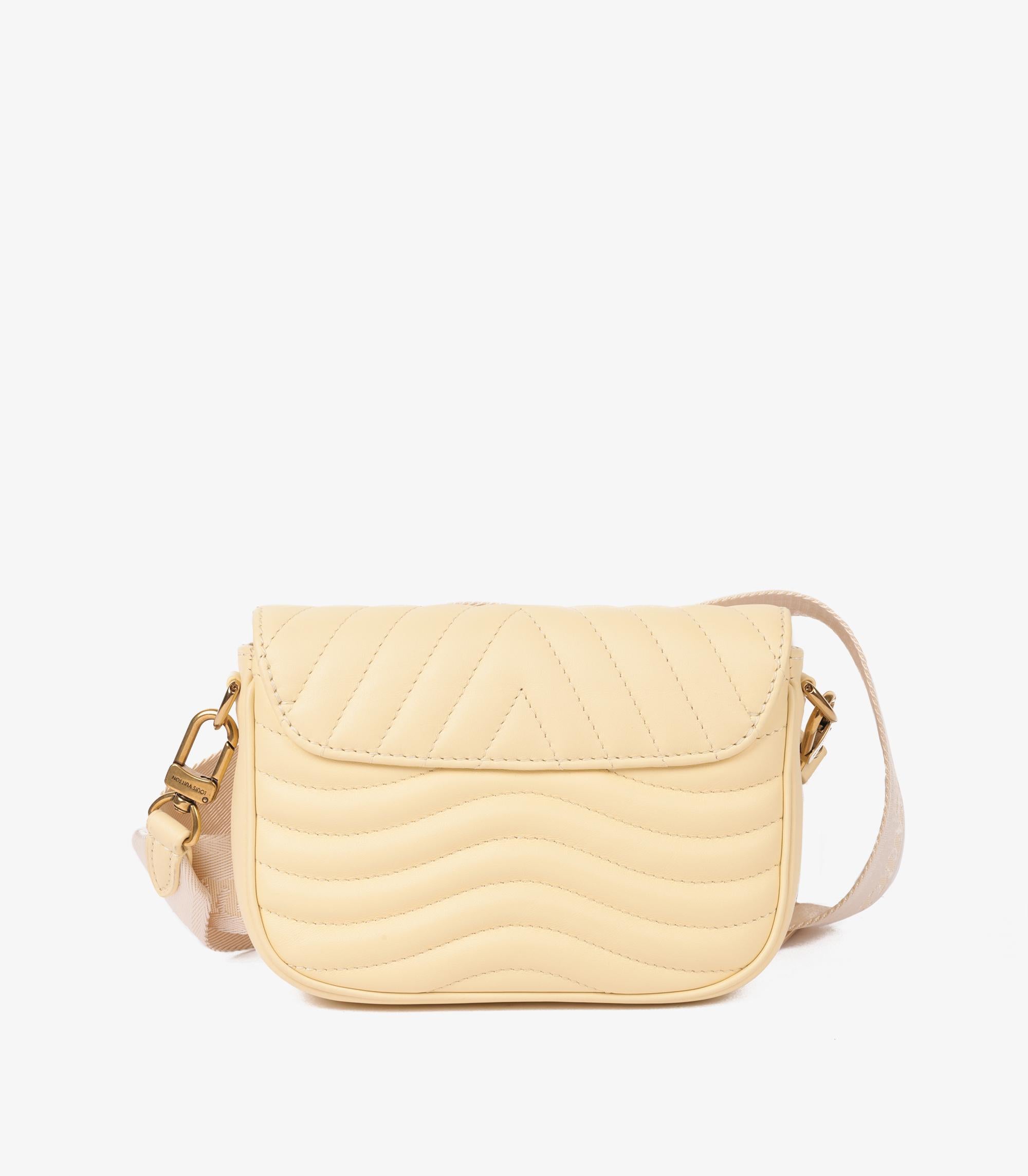 Louis Vuitton Bananengelbe gesteppte Kalbsleder New Wave Multi-Pochette aus Kalbsleder (Beige) im Angebot