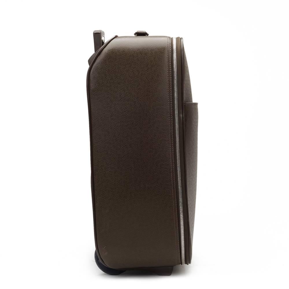 LOUIS VUITTON
Brown Taiga Leather Pegase 45 Rolling Case

This LOUIS VUITTON Pegase 45 is in Very Good Pre-Owned Condition. Circa 2005. Primarily made from Taiga Leather complimented by Silver hardware. Our reference is HB939 should you need to