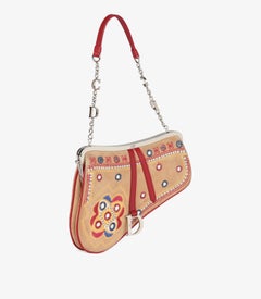 Bolso mini tipo «saddle» de Christian Dior, de ante multicolor, con bordados y adornos