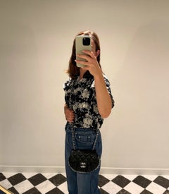 Chanel – Schwarze, gesteppte Mini-Tasche aus Kalbsleder mit Rüschen und Kettenhenkel, klassisches Design mit einer Klappe