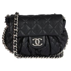 Chanel – Schwarze, gesteppte Mini-Tasche aus Kalbsleder mit Rüschen und Kettenhenkel, klassisches Design mit einer Klappe