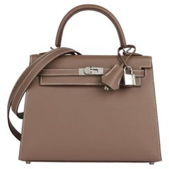 Hermès 2026 Kelly 25 cm en cuir Epsom couleur Etoupe, modèle Sellier - Jamais porté