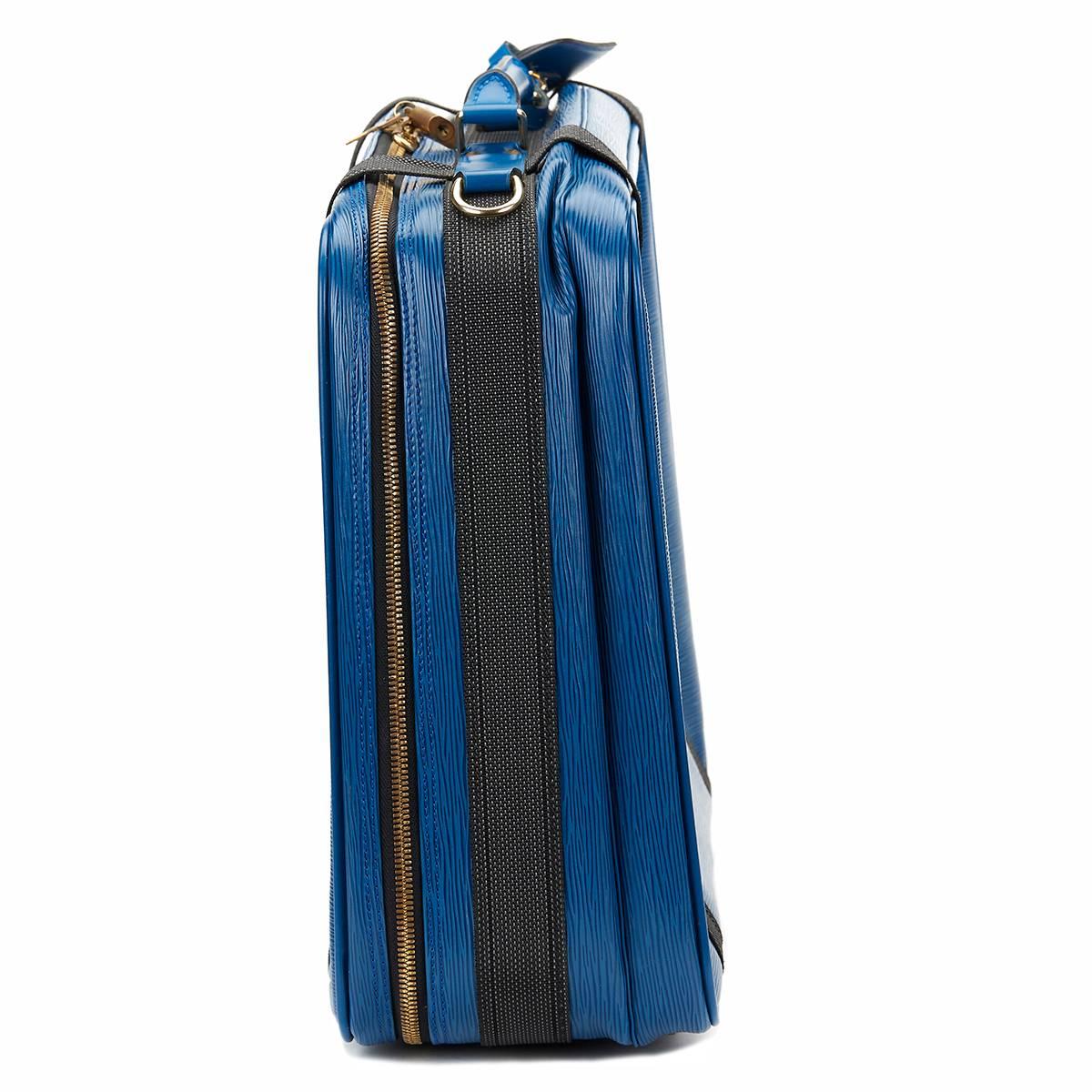 LOUIS VUITTON
Blue Epi Leather Vintage Satellite 50

This LOUIS VUITTON Satellite 50 is in Excellent Pre-Owned Condition accompanied by Louis Vuitton Dust Bag, Padlock, Keys, Shoulder Strap. Circa 1990. Primarily made from Epi Leather complimented