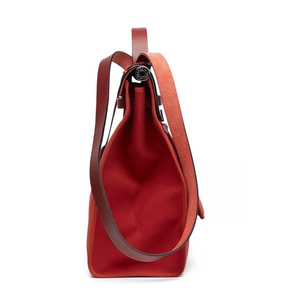 HERMES
Rouge H Hunter Cowhide Leather & Rouge Venitienne Canvas Herbag Zip 39

This HERMES Herbag Zip 39 is in Very Good Pre-Owned Condition accompanied by Detachable Pouch, Lock, Keys, Clochette. Circa 2015. Primarily made from Canvas, Hunter
