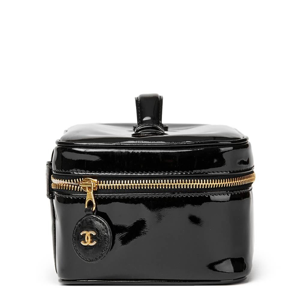 CHANEL
Black Patent Leather Vintage Vanity Case

This CHANEL Vanity Case is in Excellent Pre-Owned Condition accompanied by Chanel Dust Bag, Box. Circa 1996. Primarily made from Patent Leather complimented by Gold hardware. Our  reference is HB1425