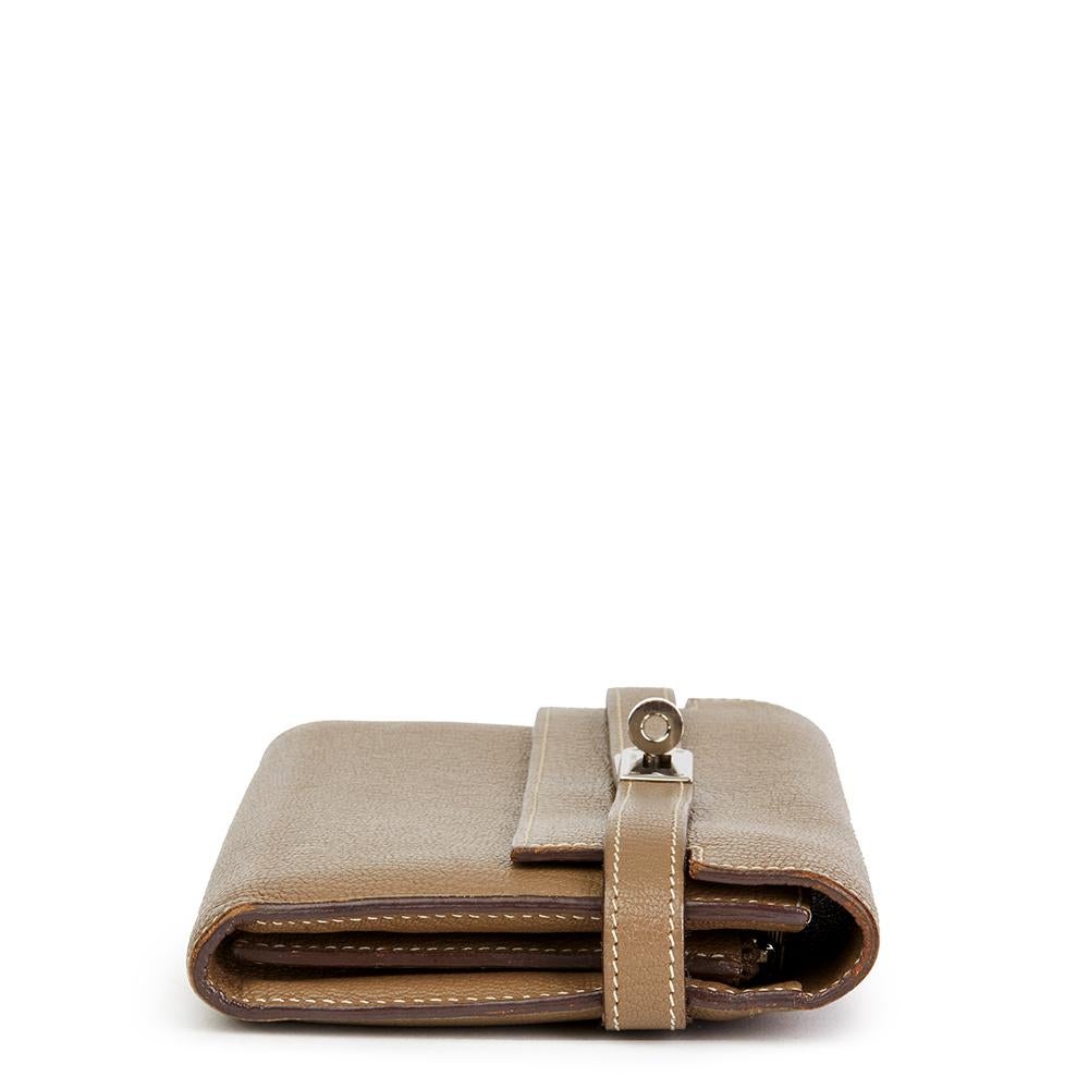 HERMÈS
Etoupe Chevre Mysore Kelly Long Wallet

 Reference: HB2046
Serial Number: [M]
Age (Circa): 2009
Accompanied By: Hermès Box
Authenticity Details: Date Stamp (Made in France)
Gender: Ladies
Type: Small Leather Goods, Clutch

Colour: