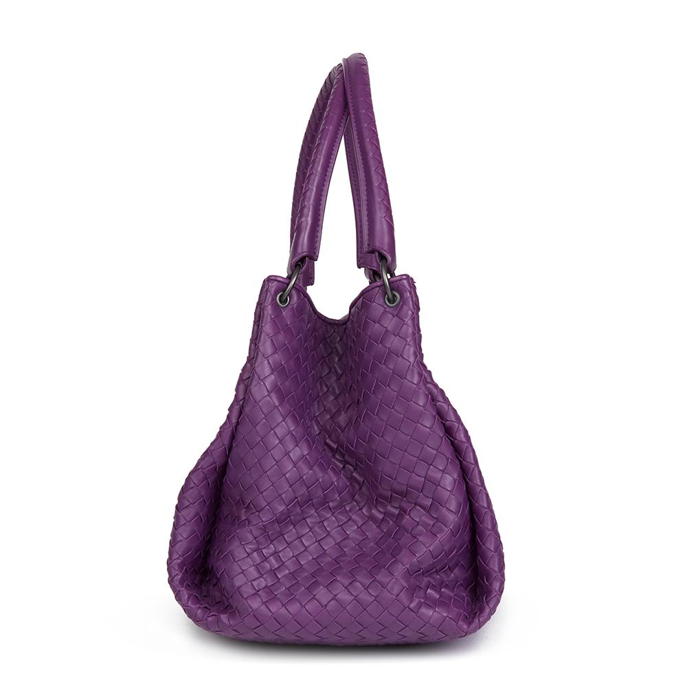 BOTTEGA VENETA
Corot Purple Woven Lambskin Parachute Bag

 Reference: HB2077
Serial Number: B03169495L
Age (Circa): 2010
Accompanied By: Bottega Veneta Dust Bag, Compact Mirror, Tag
Authenticity Details: Authenticity Tag (Made in Italy)
Gender: