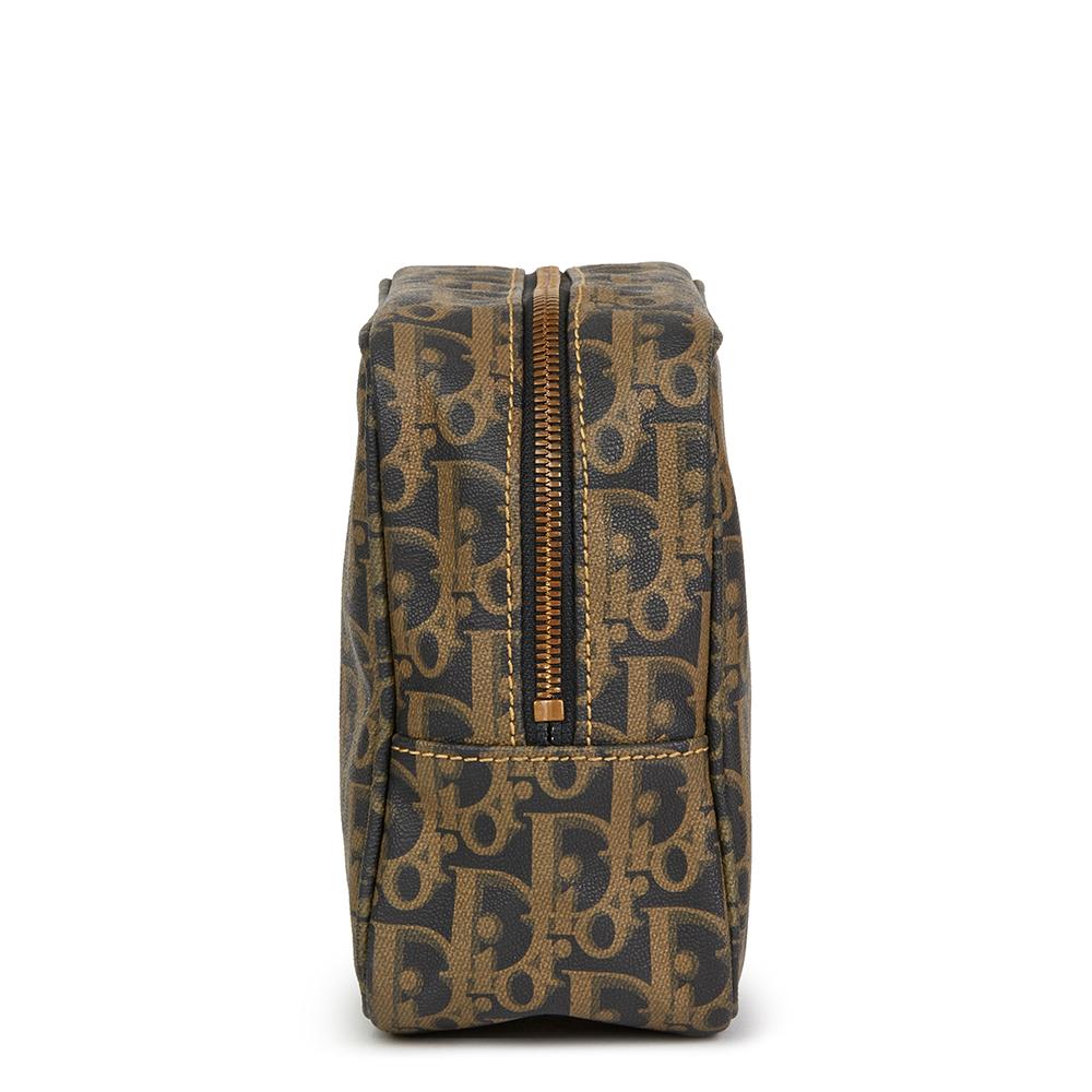 CHRISTIAN DIOR
Brown Monogram Coated Canvas Pouch

Reference: HB2135
Age (Circa): 2000
Accompanied By: Christian Dior Dust Bag
Authenticity Details: (Made in France)
Gender: Unisex
Type: Travel Bag, Clutch, Other

Colour: Brown 
Hardware: