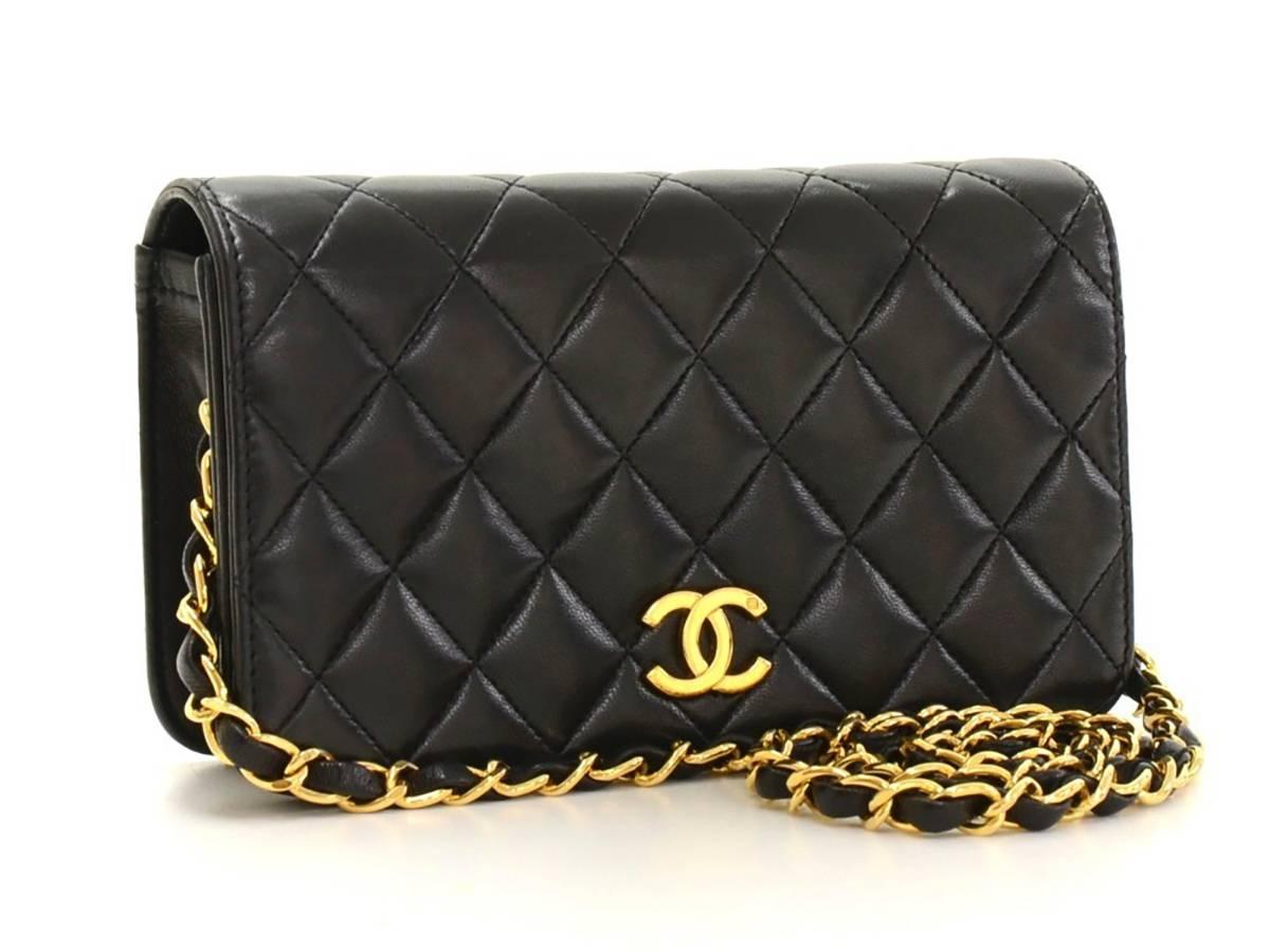 This ladies Chanel Mini Flap Bag is in good pre-owned condition accompanied by Chanel dust bag, box & authenticity card. Circa 1990's. Primarily made from Lambskin Leather complimented by Gold hardware. Our  reference is HB071 should you need to
