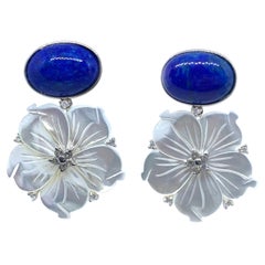 Bijoux Num : boucles d'oreilles pendantes en lapis-lazuli et fleur sculptée en nacre