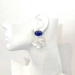 Bijoux Num : boucles d'oreilles pendantes en lapis-lazuli et fleur sculptée en nacre