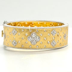 Bijoux Num : bracelet jonc large en vermeil, orné d'un motif de trèfle gravé à la main