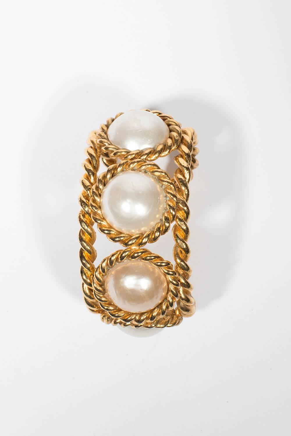 Divine 2006 Chanel  Vintage  Faux Pearl Cuff 
Extraordinary cuff  gold metal with 5 faux pearls of 2,2 cm diameter. 