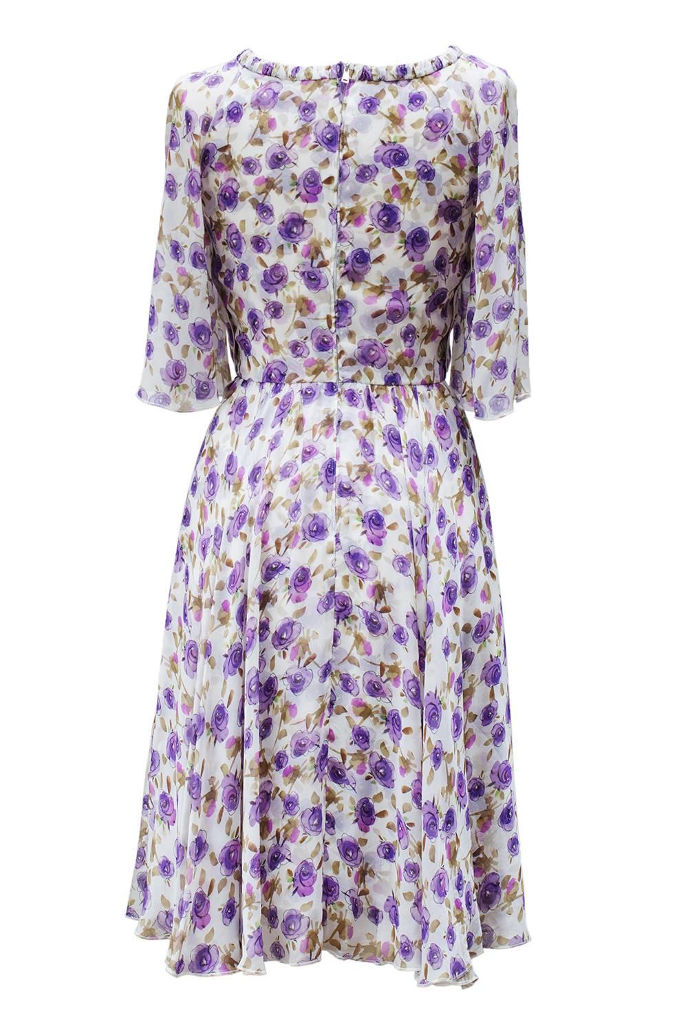 2000's Dolce&Gabbana Purple Flower Printed Summer Dress. Divine light summer dress in muslin printed of beautiful purple roses with three quarters sleeves. when you move the skirt is dancing around you .
The 3/4 sleeves are like two wings .