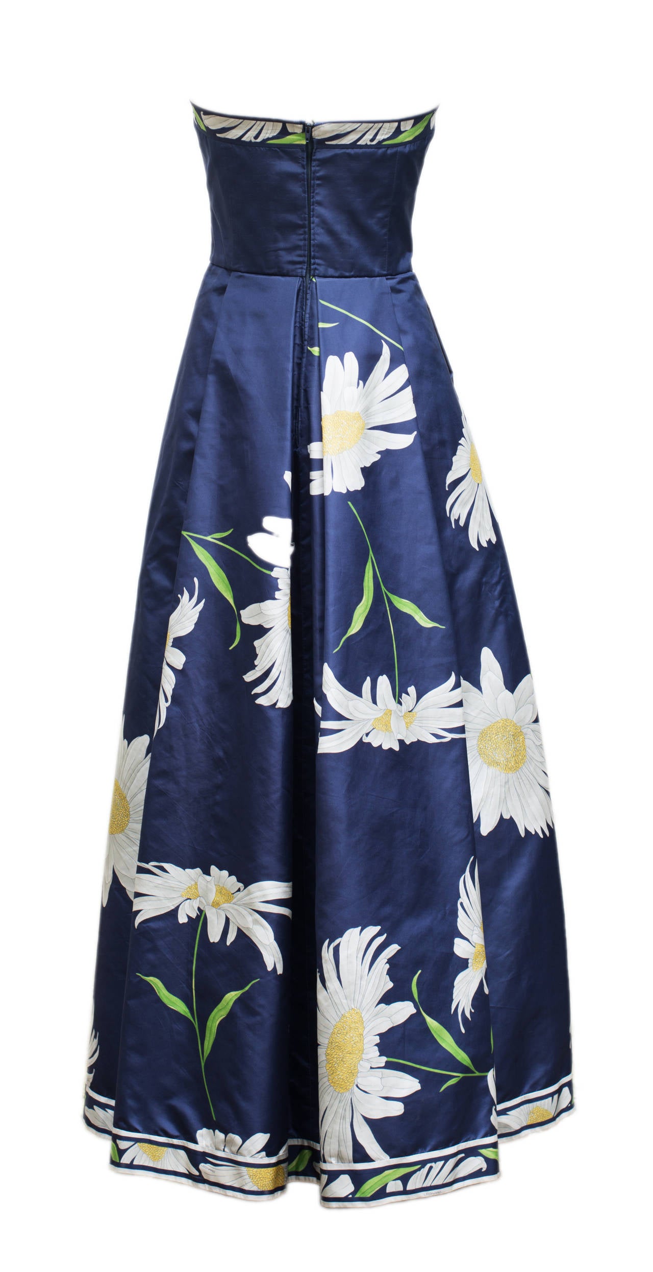 Charming strapless dress dark blue silk taffeta printed of Daisies .
From the waist the dress leaves by forming in the New-Look spirit .
Under the skirt you can find a black navy blue silk lining supported by a black underskirt in hair .