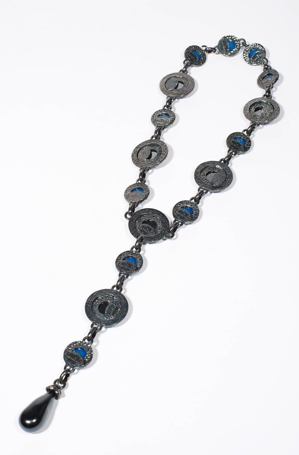 Yves Saint Laurent Rive Gauche Divine Long Necklace  circa 1990/2000

Gorgeous long necklace composed rond pattern with strass and hematite

Total length with pendant 34 cm , and without 20cm 

very small impact on the drop 