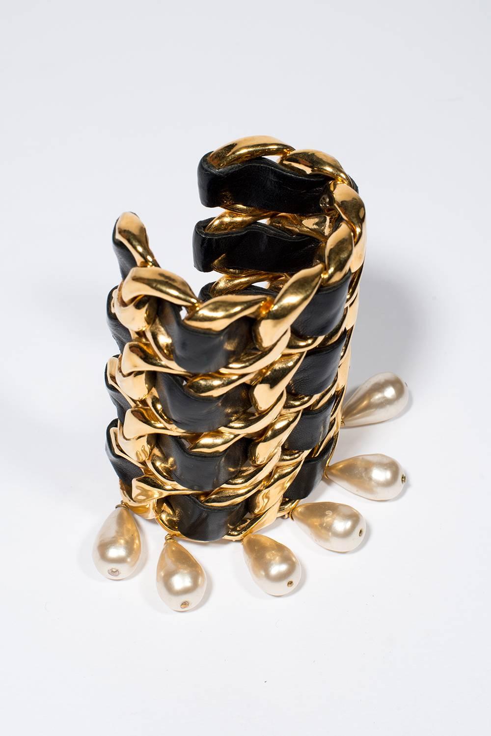 Chanel Vintage Amazing Cuff  1988-1992

golden metal cuff bracelet with black leather entrelat and ranking false baroque pearls.

You have some pictures from the 1991 Winter - Fall with Linda Evangelista 
photograph : Karl Lagerfeld 

the