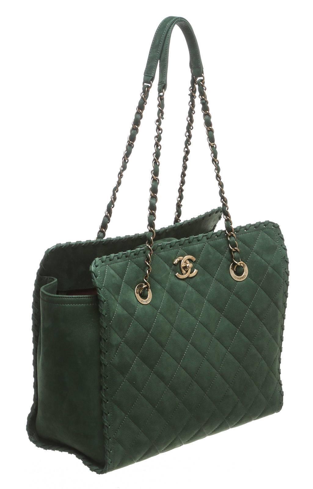 Designer: Chanel
Type: Handbag
Condition: Excellent condition
Color: Green
Material: Suede
Dimensions: 11.75