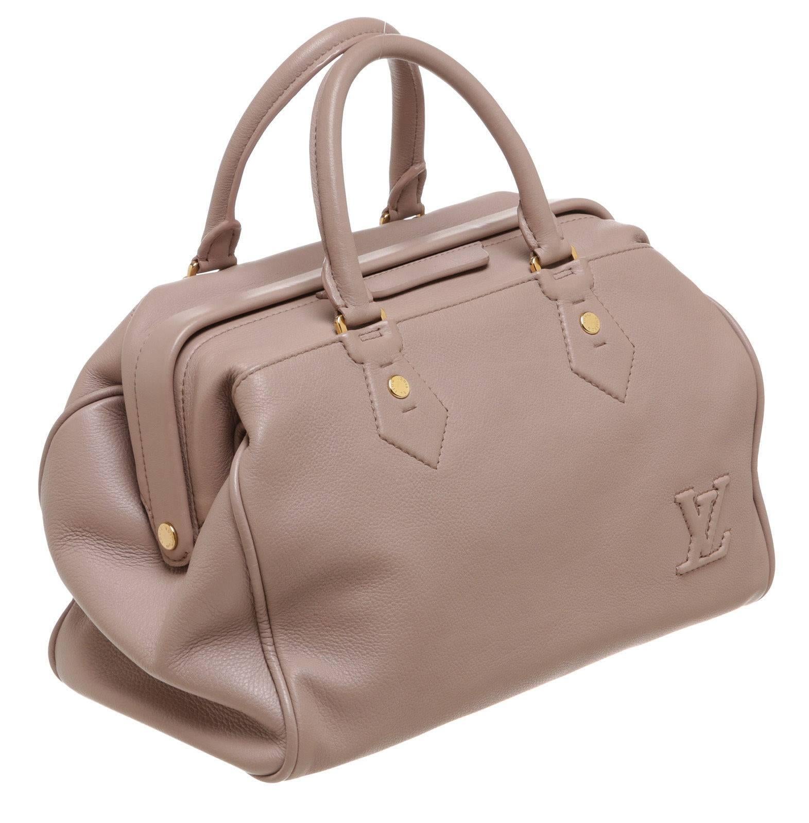 Designer: Louis Vuitton
Type: 
Handbag
Condition: 
Exterior: Pre-owned in very good condition - faint wear
Interior: Pre-owned in very good condition - faint wear
Color: 
Rose
Material: 
Leather
Dimensions: 
12