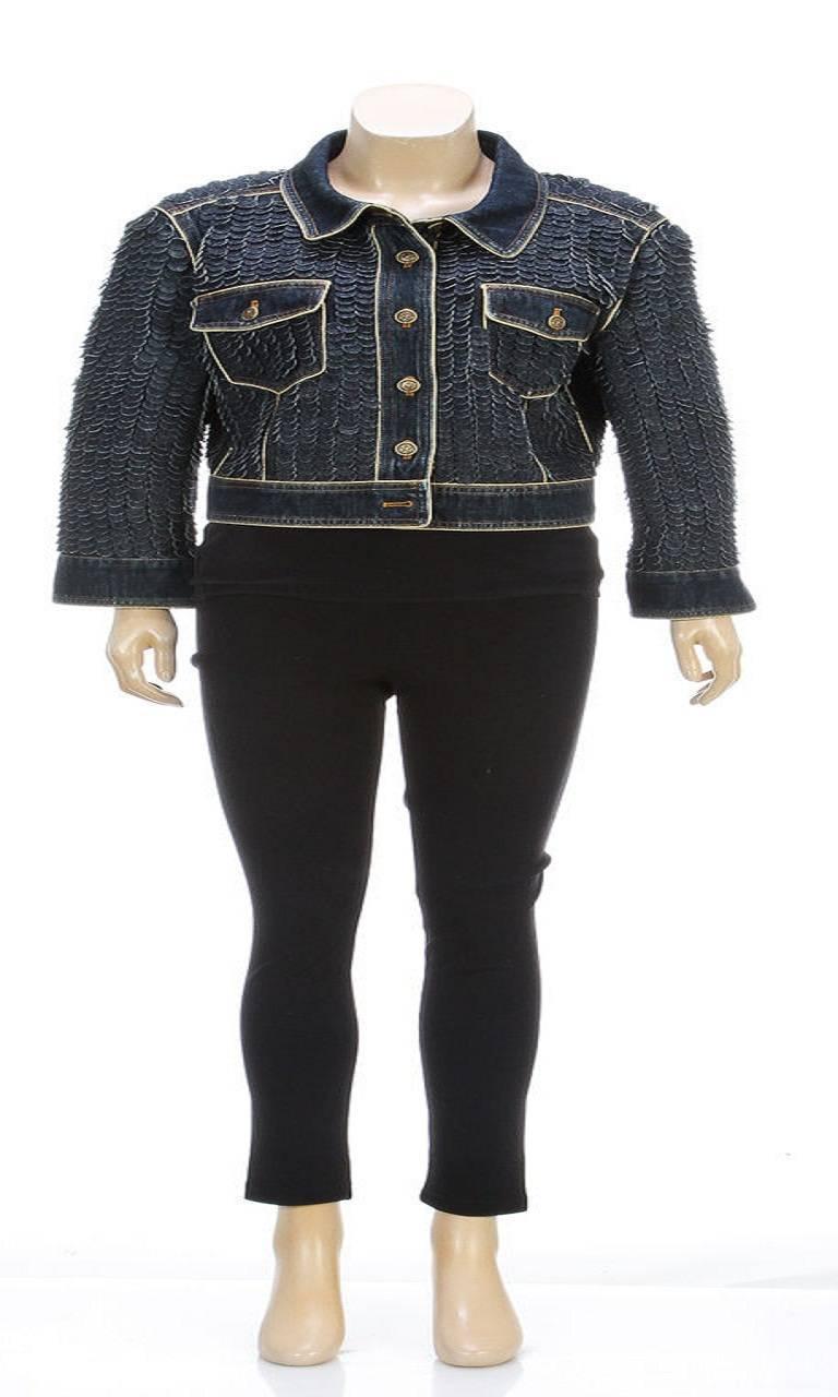 Designer: Chanel
Type: Jacket
Condition: Pre-owned in very good condition - minor wear
Color: Blue
Material: 100% Cotton
Dimensions: 34