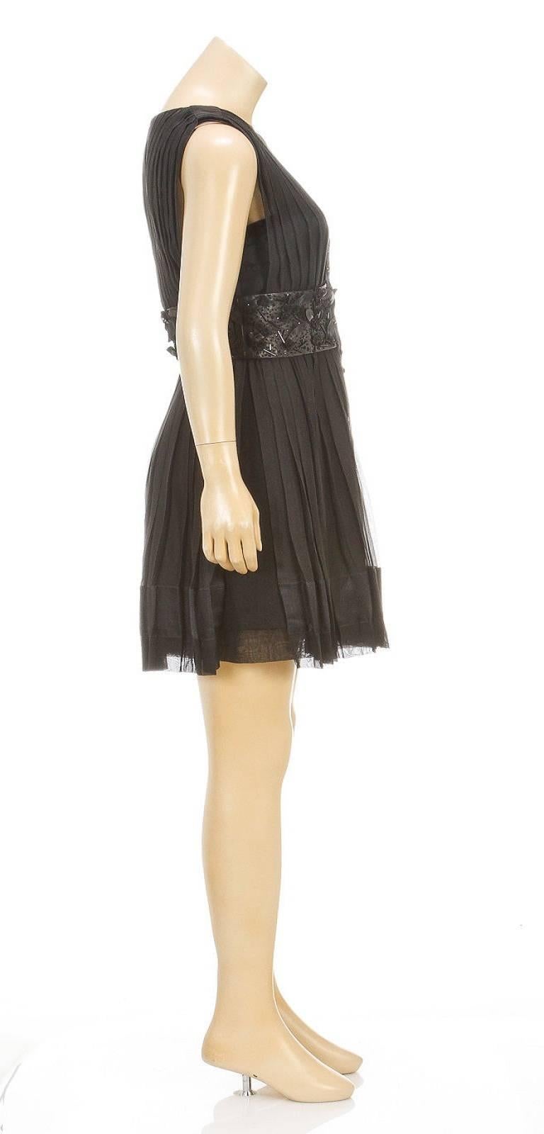 Women's Louis Vuitton Black Sleeveless Floral Leather Waist Button Dress (Size 38) For Sale