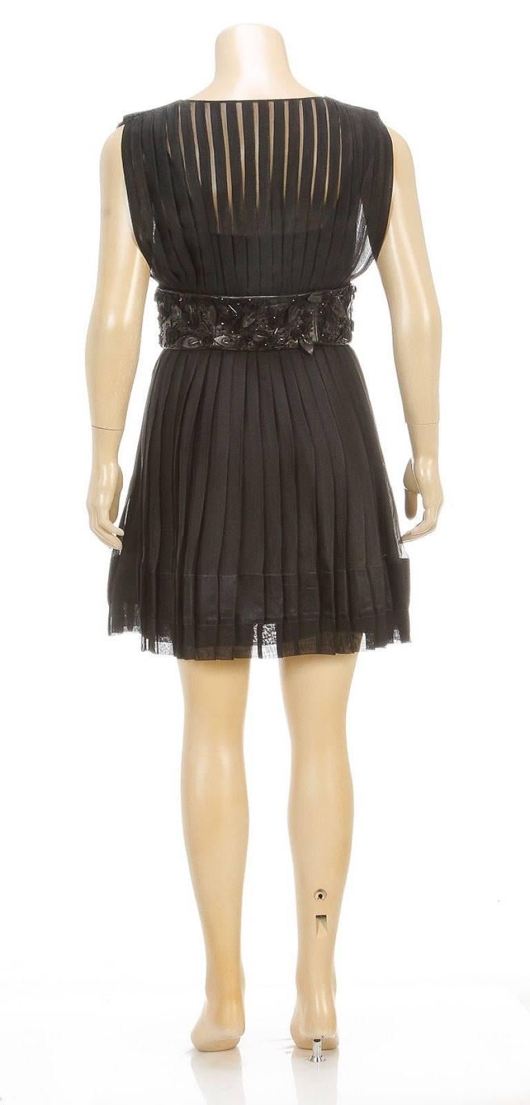 Louis Vuitton Black Sleeveless Floral Leather Waist Button Dress (Size 38) For Sale 1