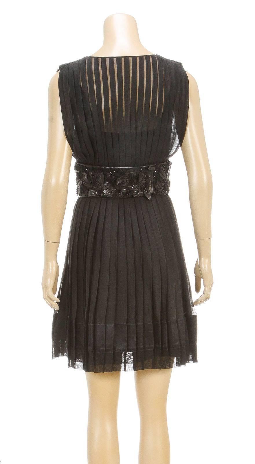 Louis Vuitton Black Sleeveless Floral Leather Waist Button Dress (Size 38) For Sale 2