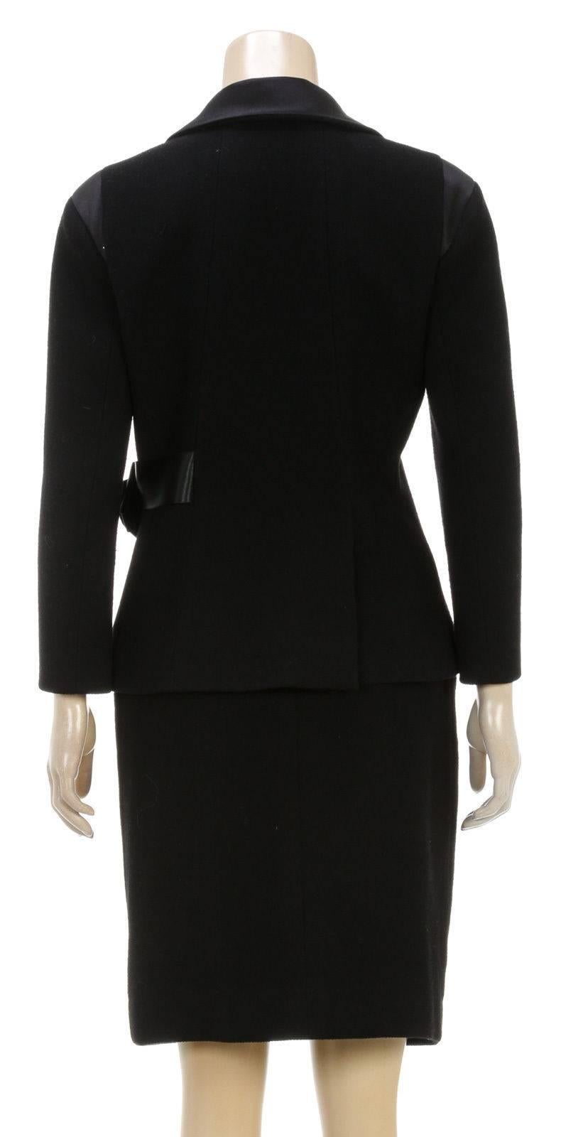 Chanel Black Wool and Silk Bow Jacket and Skirt Suit 08A (Size 40) For Sale 2