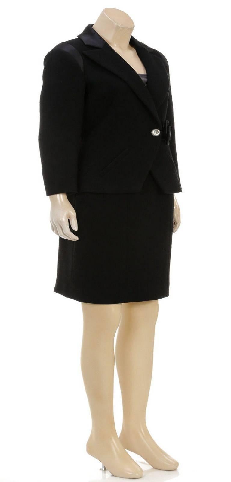 Chanel Black Wool and Silk Bow Jacket and Skirt Suit 08A (Size 40) In Good Condition For Sale In Corona Del Mar, CA