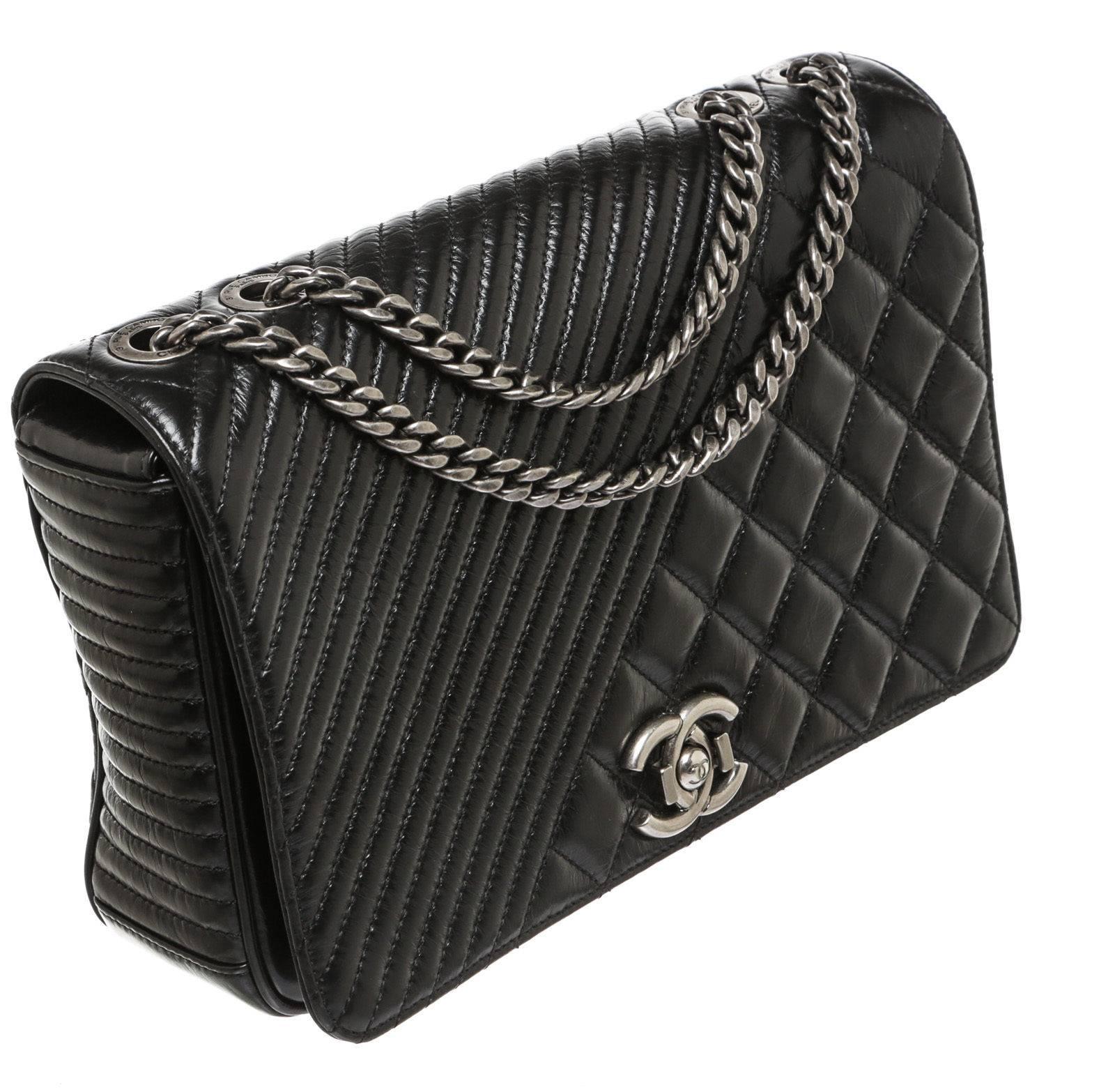 Designer: Chanel
Type: 
Handbag
Condition: 
Exterior: Pre-owned in very good condition - minor wear
Interior: Pre-owned in very good condition - minor wear
Color: 
Black
Material: 
Leather
Dimensions: 
10