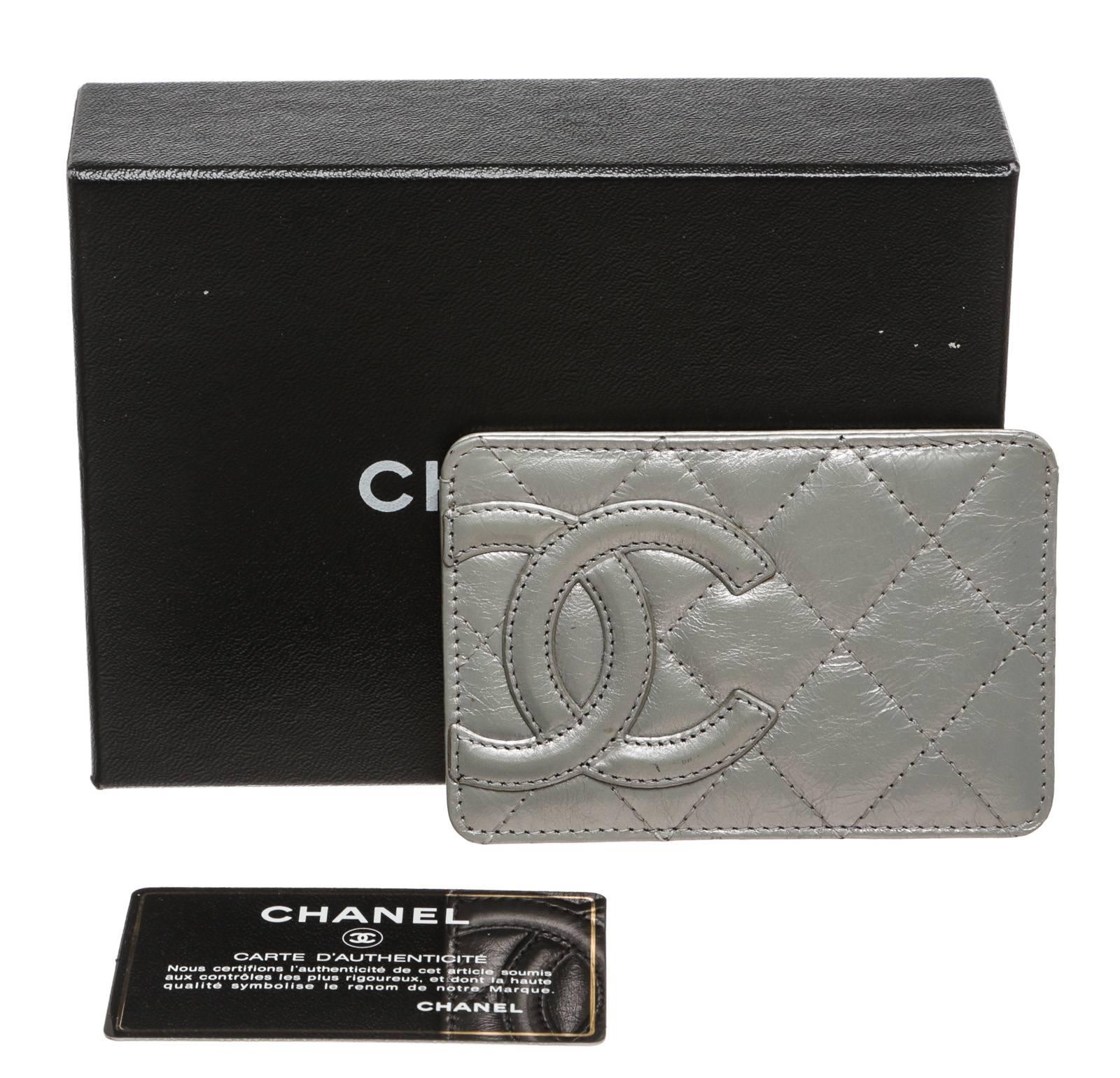 Women's Chanel Silver Quilted Distressed Leather CC Card Holder For Sale