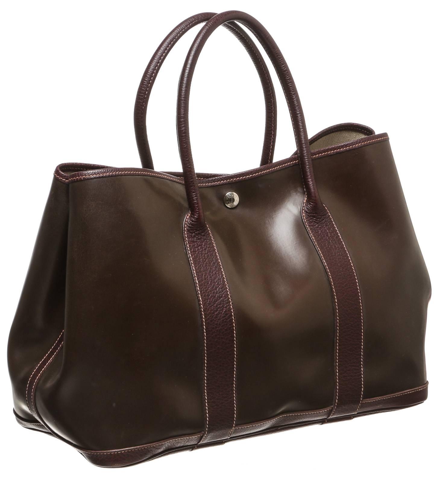 A chic way to rock Hermes is with this fabulous Garden Party Bag. This Hermes handbag has been crafted from the finest buffalo leather in a beautiful Ebene color. It is also adorned with palladium hardware at the Clou de Selle snap closure on top.