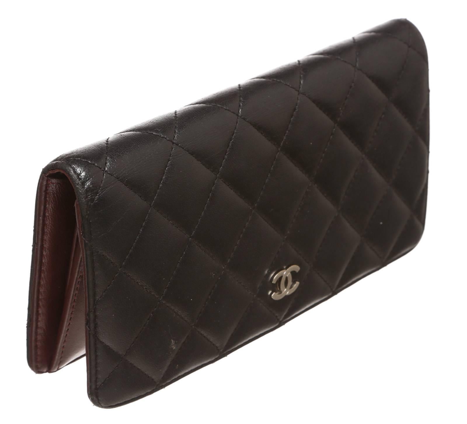 Women's Chanel Black Quilted Lambskin Bifold CC Wallet For Sale