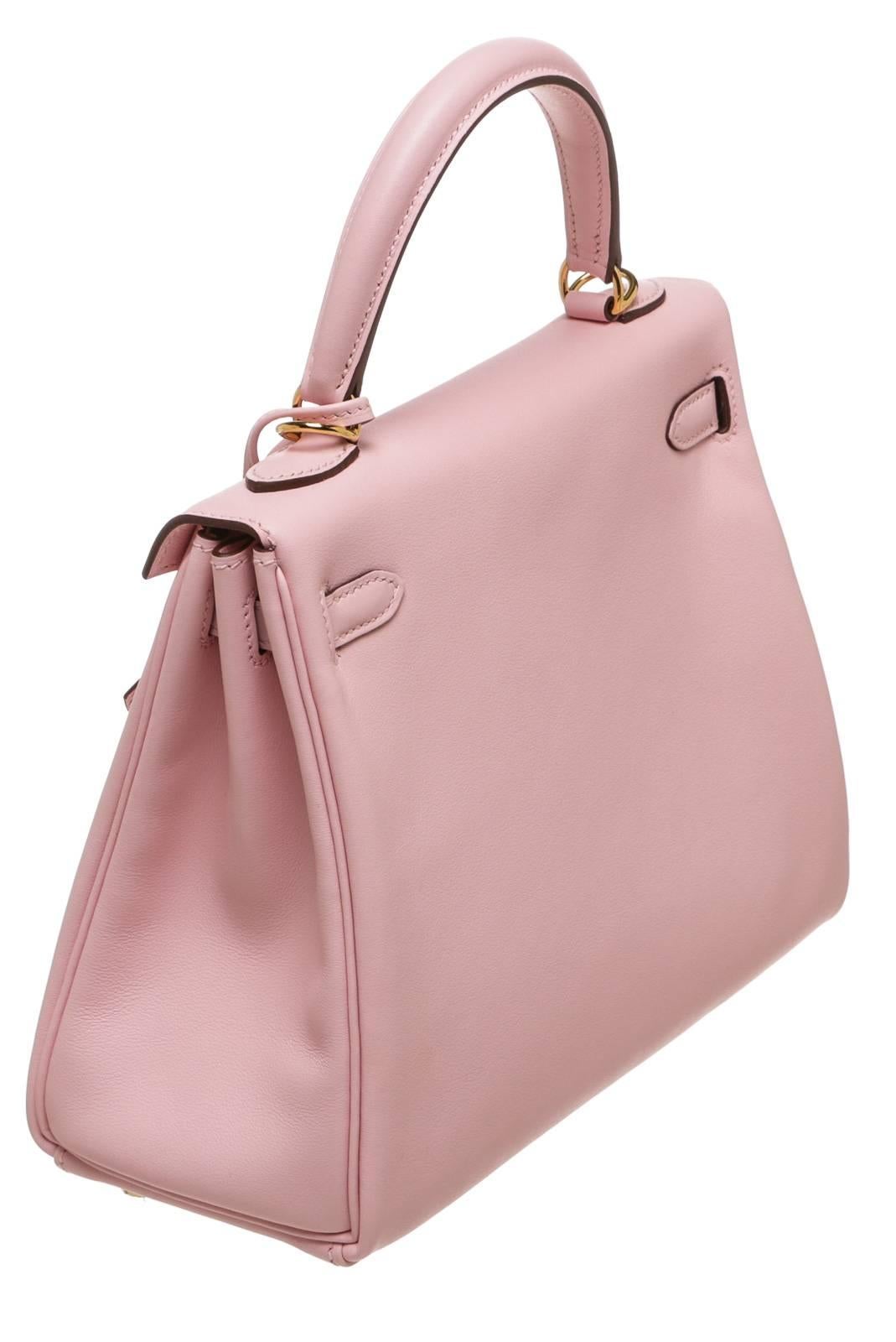 Join the elite group of Hermes enthusiasts with this stunning 25cm Kelly handbag! This sensational satchel comes in a swift leather that is certain to provide a bold addition to any ensemble. It features a single flap as straps cross over it to