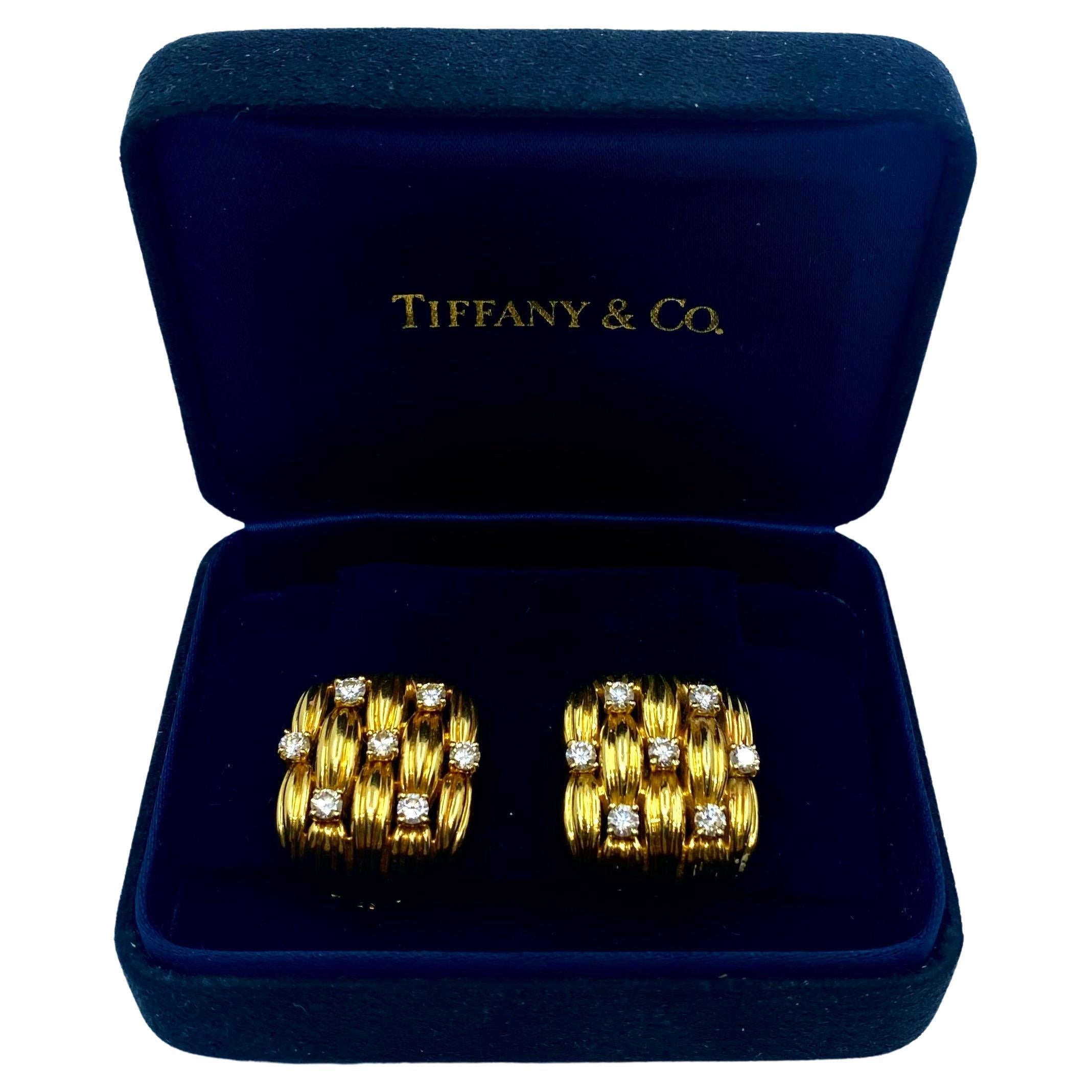 Taille ronde Tiffany & Co. Boucles d'oreilles or 18K diamant en vente