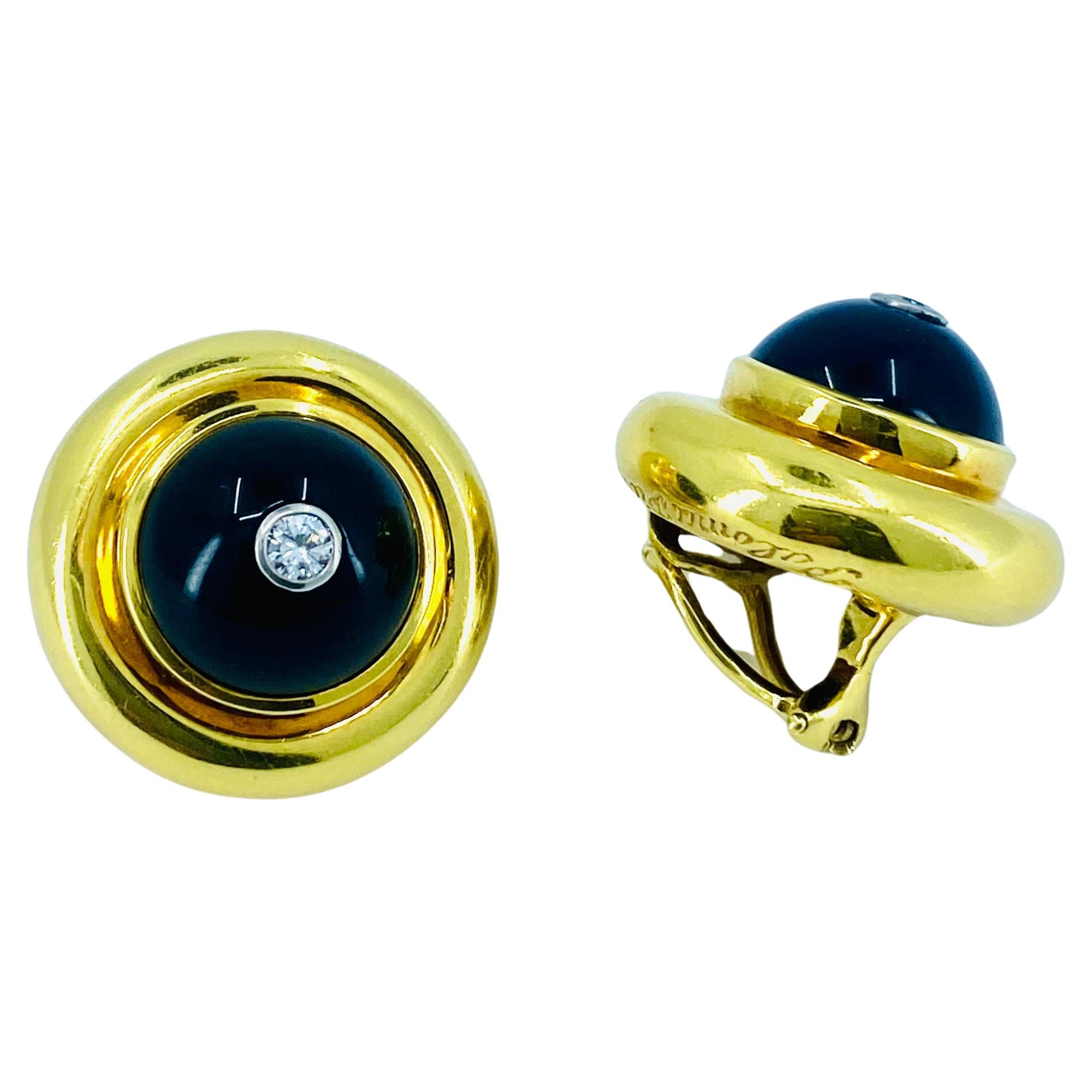 DESIGNER: Paloma Picasso for Tiffany & Co.
CIRCA: 1980
MATERIALS: 18K Yellow Gold
GEMSTONE: Onyx, Diamond
WEIGHT: 29.5 grams
MEASUREMENT: Diameter - 7/8