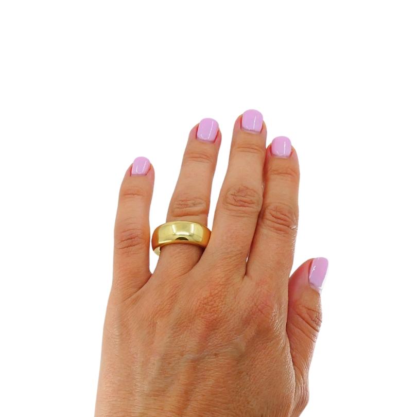 Questa fascia di Pomellato Iconica realizzata in  Oro giallo 18k. Rinomata per il suo design audace e scultoreo, la collezione Iconica celebra il patrimonio orafo milanese con un tocco contemporaneo. Questo anello presenta una silhouette sostanziale