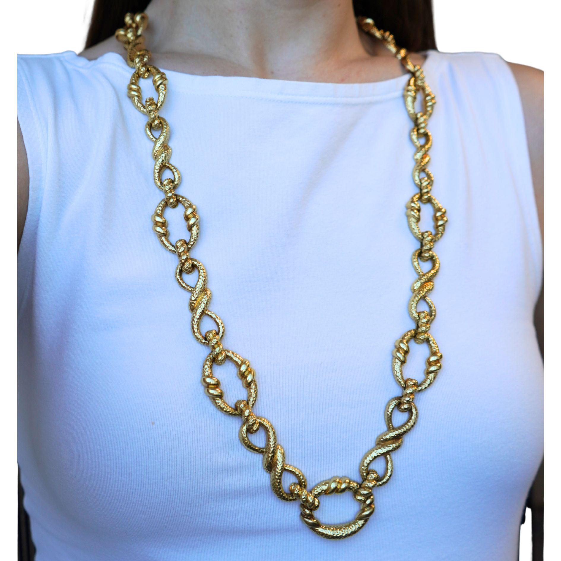 Cet exceptionnel collier vintage Wander illustre l'art raffiné de la joaillerie française du milieu du XXe siècle. Fabriquée à la main en or jaune 18 carats richement texturé, cette pièce présente un arrangement rythmique de maillons ovales