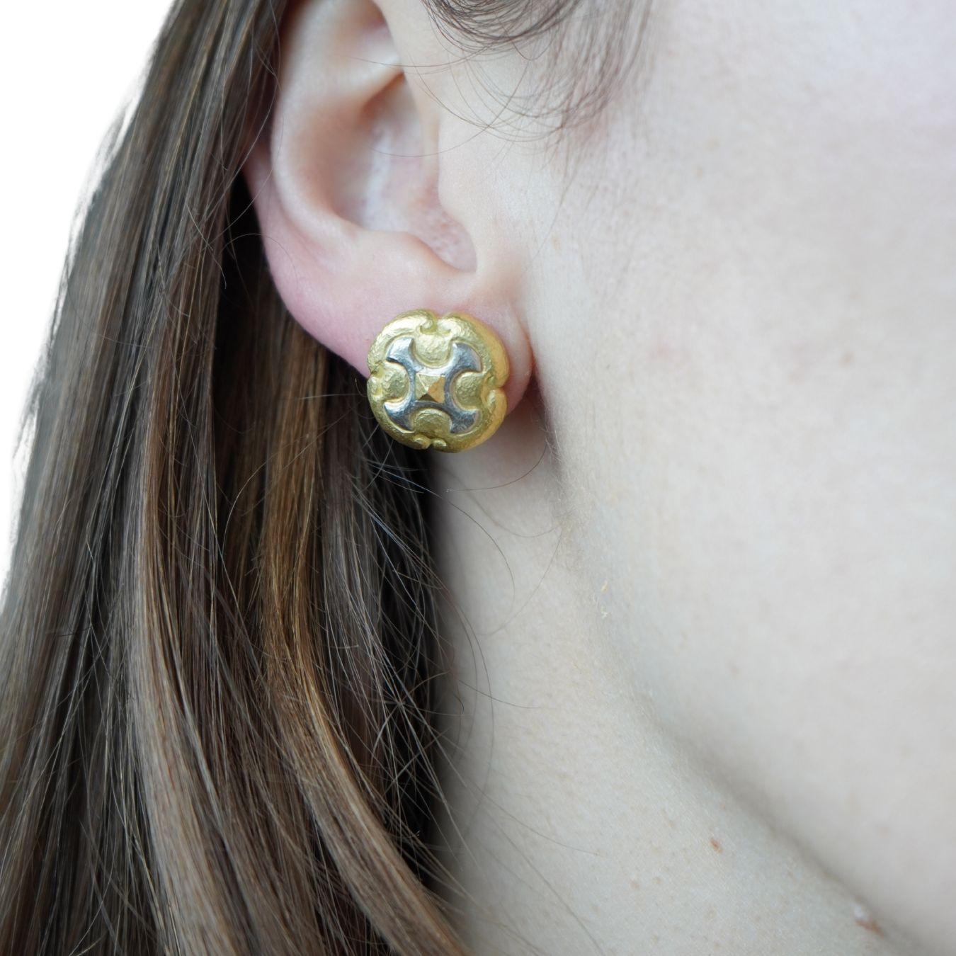 Questi orecchini vintage di Trent sono realizzati in oro giallo 18 carati e platino, con un design scultoreo che riflette l'audace maestria delle case di gioielleria americane della metà del XX secolo. Gli orecchini misurano 5/8