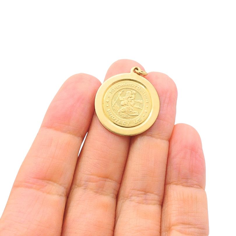 DESIGNER: Tiffany & Co.
CIRCA: metà del XX secolo
MATERIALI: 14k  Oro
PESO:  4,4 grammi
MISURE: Diametro - 7/8
SEGNI DI SALDO: Tiffany, 18 anni

DETTAGLI DELL'ARTICOLO:
Questo charm vintage di Saint Christopher di Tiffany & Co. è realizzato in oro