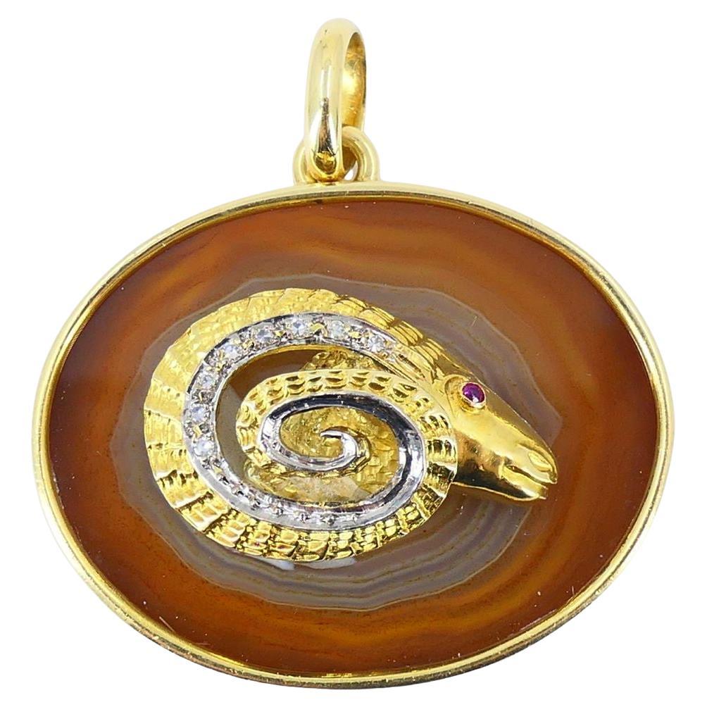 Vintage 18k Gold Diamant Rubin Widder Astrologie Anhänger im Angebot