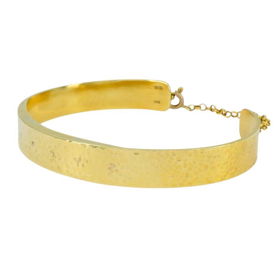 Bracelet manchette vintage en or martelé 18k en vente 3