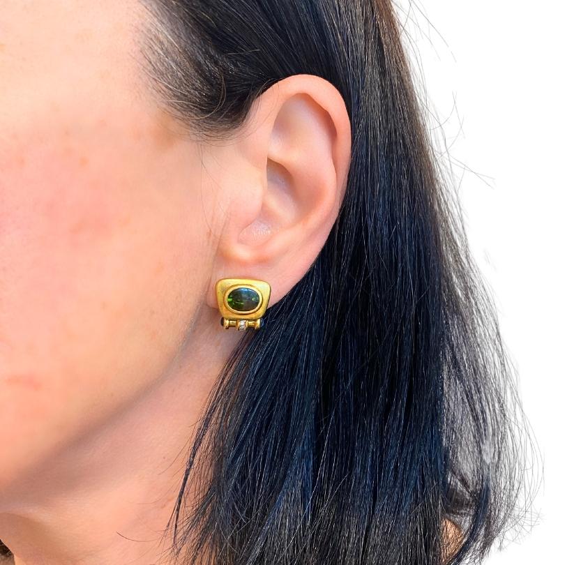 Ces remarquables boucles d'oreilles à clip Bvlgari sont réalisées en or jaune 18 carats. Chaque boucle d'oreille est ornée d'une tourmaline verte richement colorée et facettée, sertie en chaton pour une brillance et une couleur maximales. Des