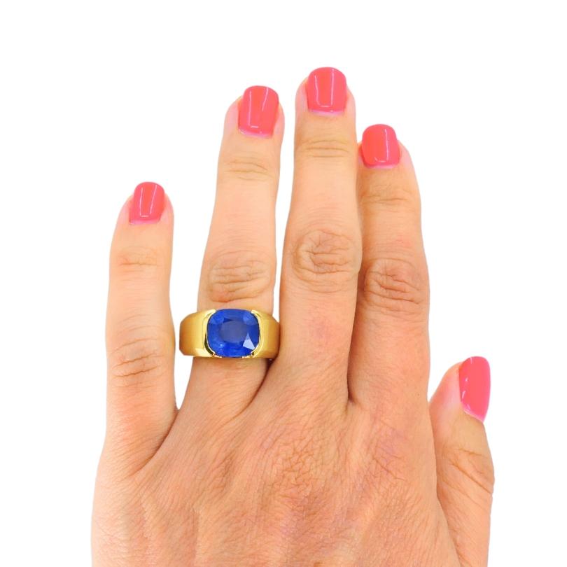 
Cette bague exquise est ornée d'un superbe saphir naturel d'origine birmane, réputé pour sa riche et vibrante teinte bleue. Le saphir, d'un poids approximatif de 6,99 carats, est taillé en forme de coussin avec une couronne taillée en brillant et